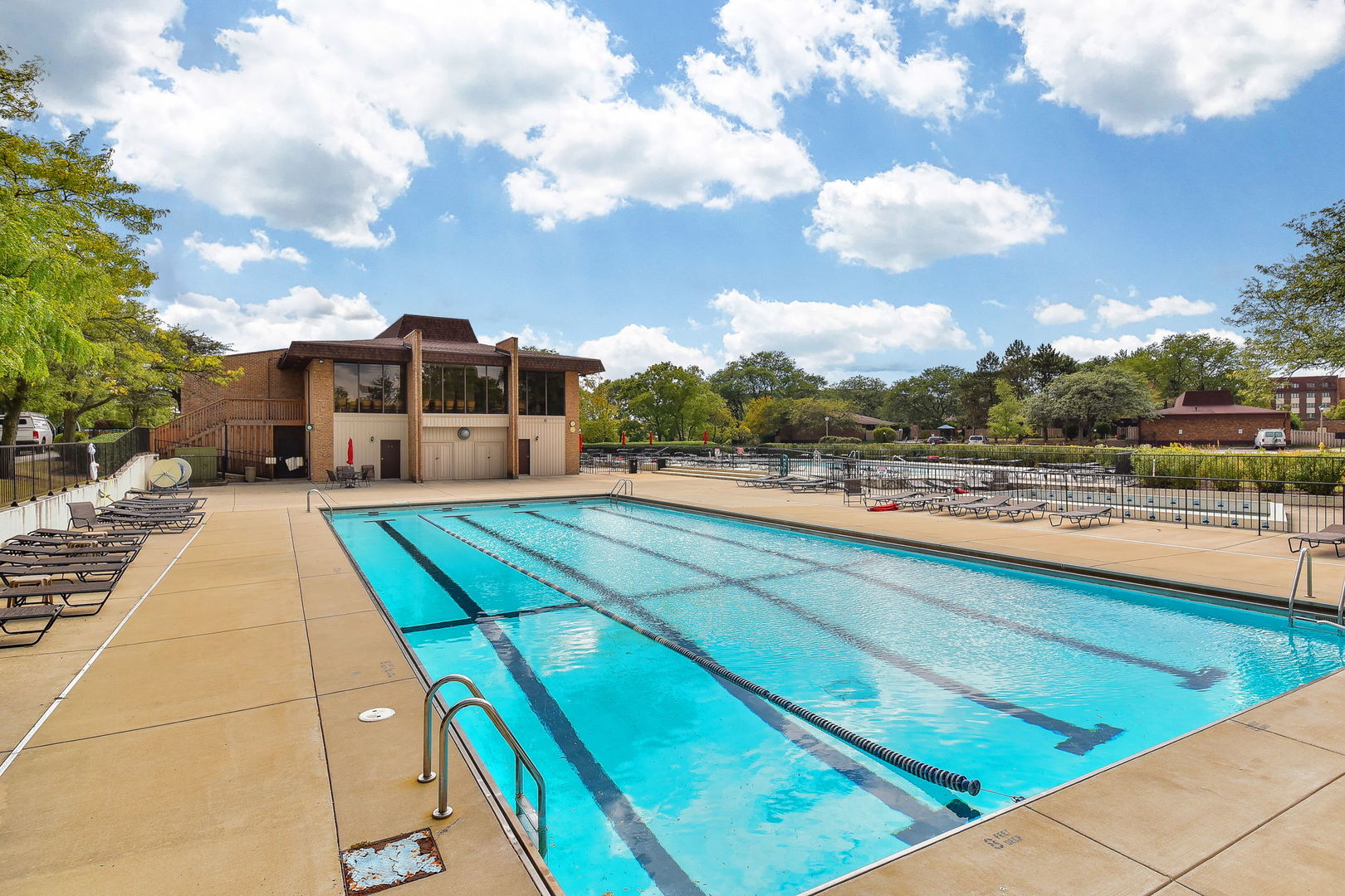 478 Raintree Court #2B, Glen Ellyn, IL 60137