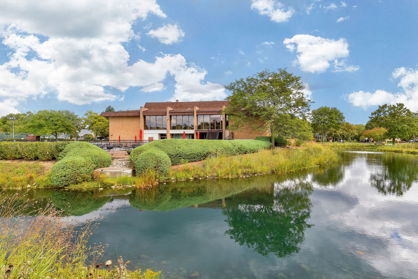 478 Raintree Court #2B, Glen Ellyn, IL 60137