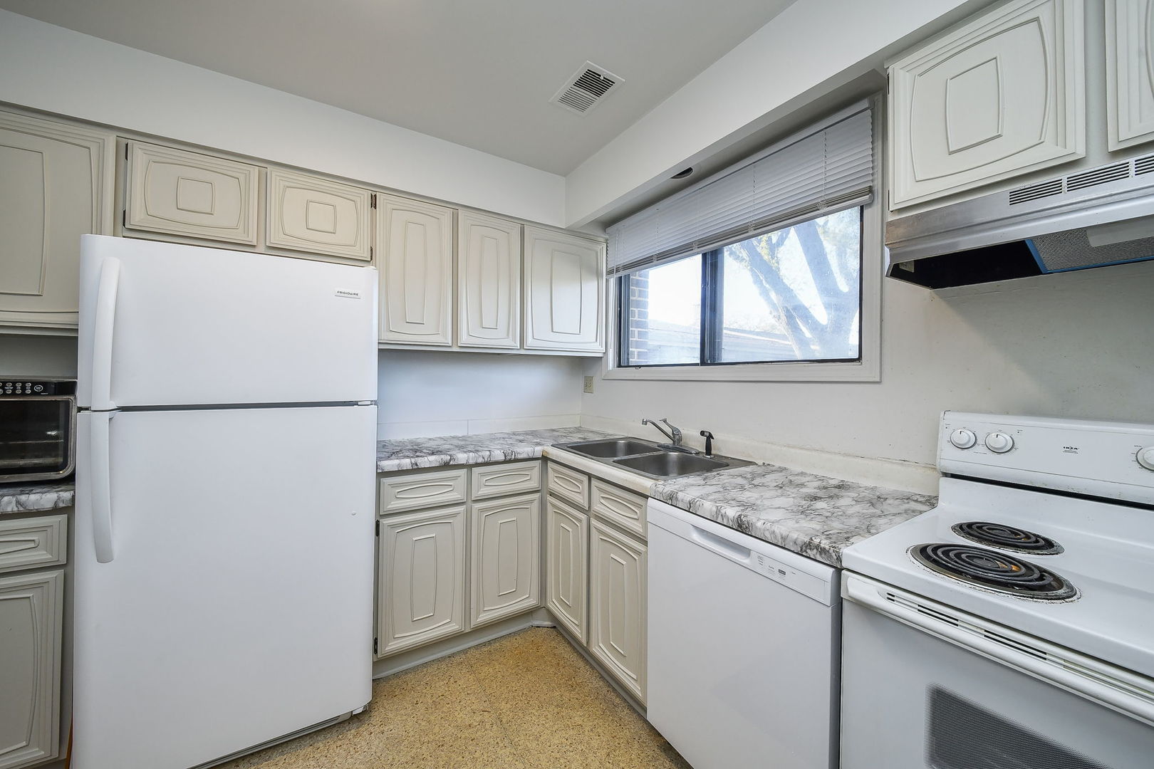 478 Raintree Court #2B, Glen Ellyn, IL 60137