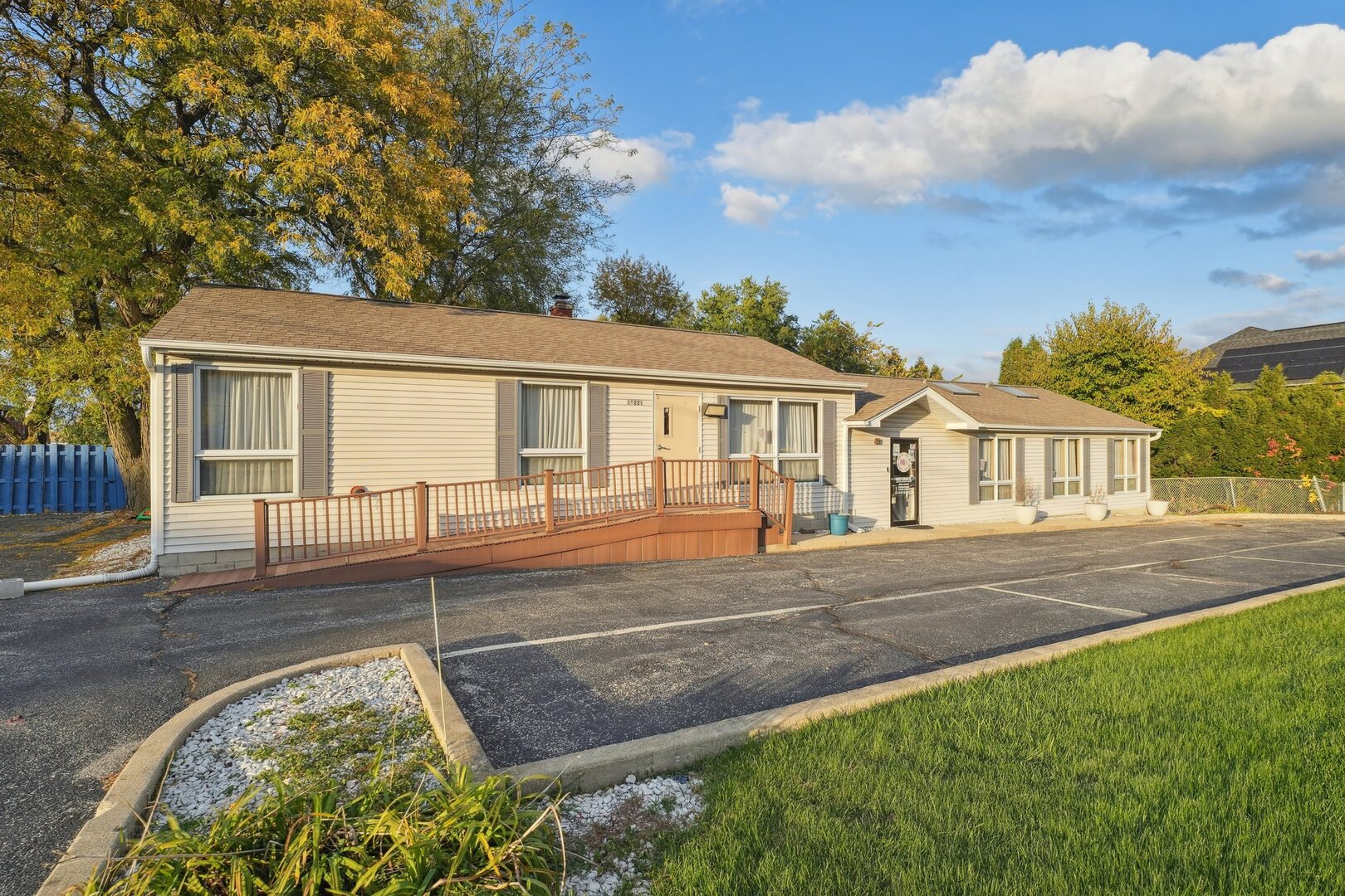 1S221 Summit Avenue, Oakbrook Terrace, IL 60181