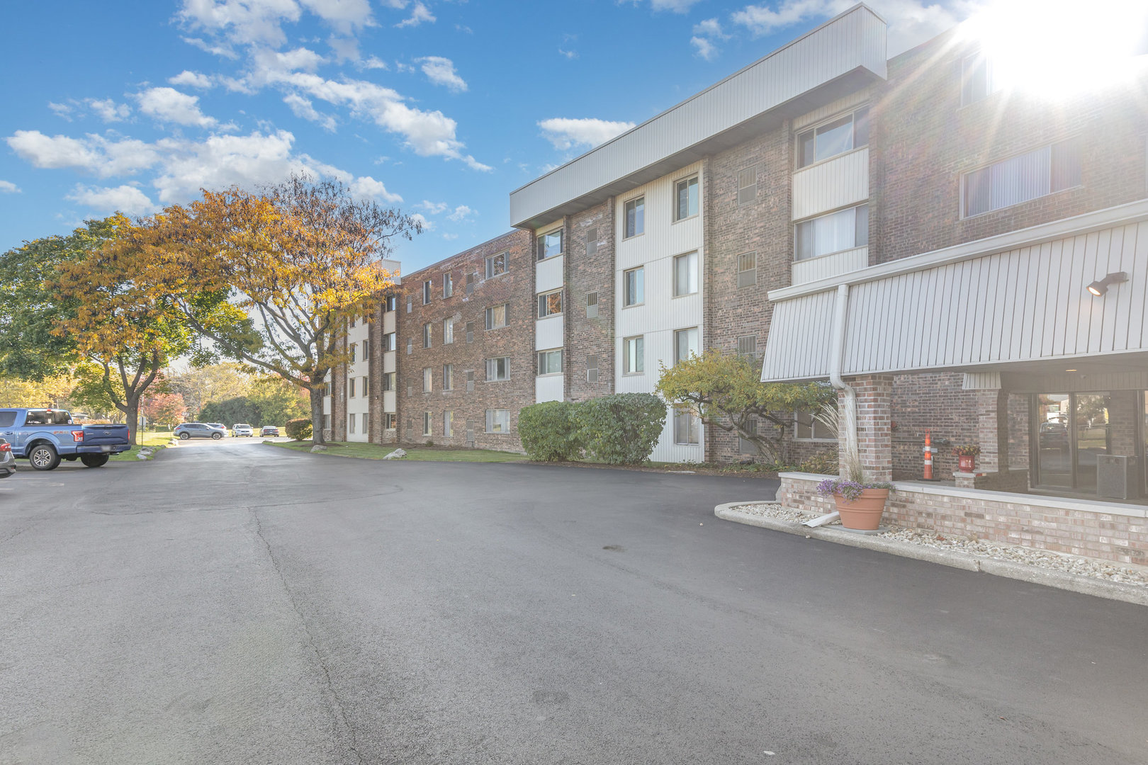 841 N York Road #101, Elmhurst, IL 60126