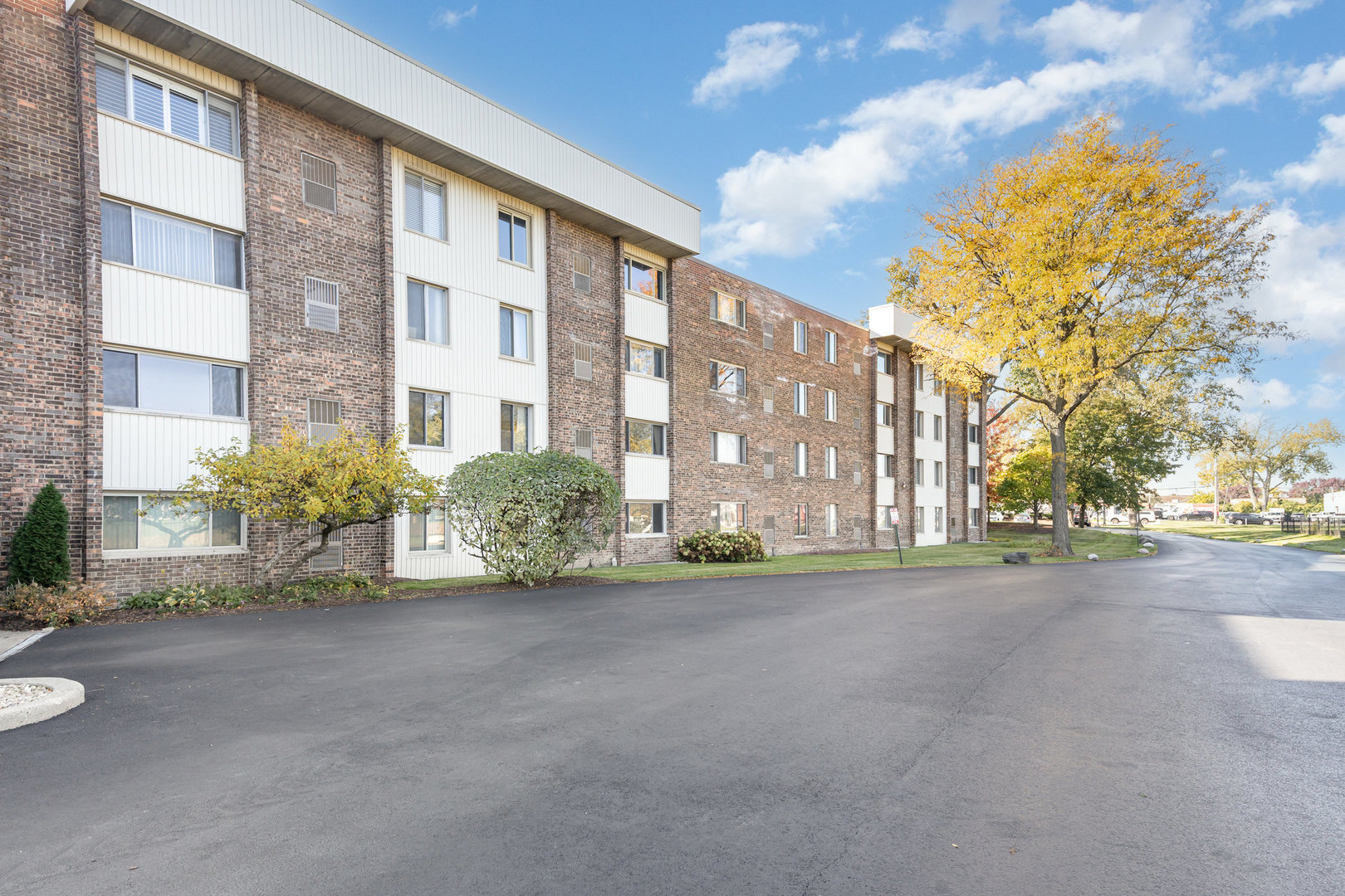 841 N York Road #101, Elmhurst, IL 60126