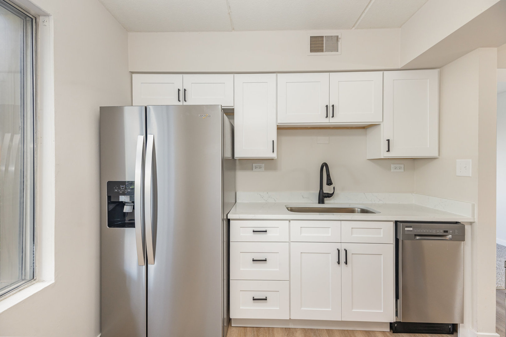 841 N York Road #101, Elmhurst, IL 60126