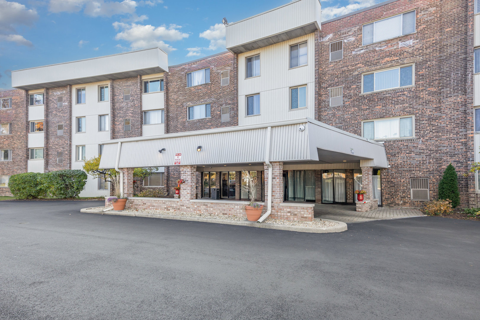 841 N York Road #101, Elmhurst, IL 60126