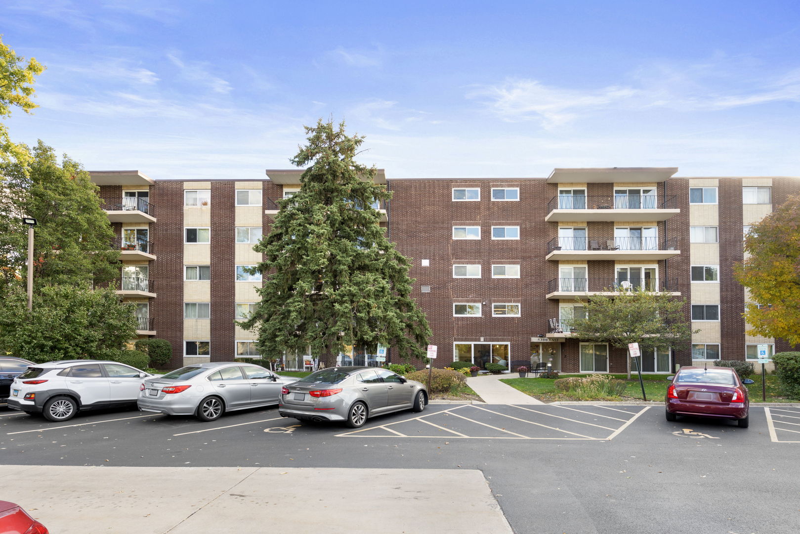5300 Walnut Avenue #18E, Downers Grove, IL 60515