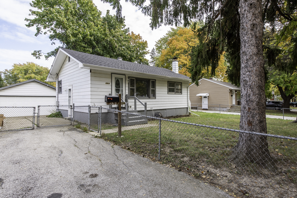 1913 Chippewa Road, Waukegan, IL 60087