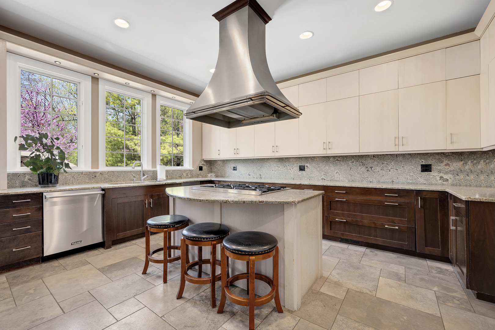 1890 Robinwood Lane, Riverwoods, IL 60015