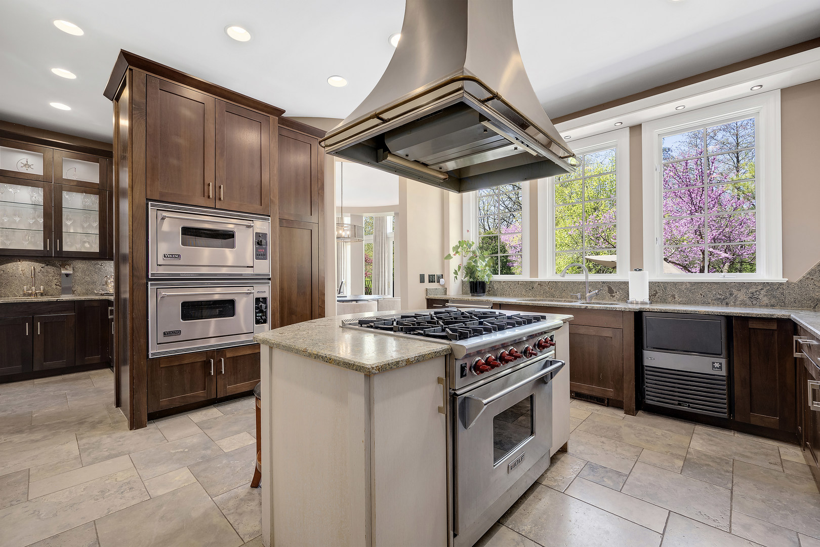 1890 Robinwood Lane, Riverwoods, IL 60015