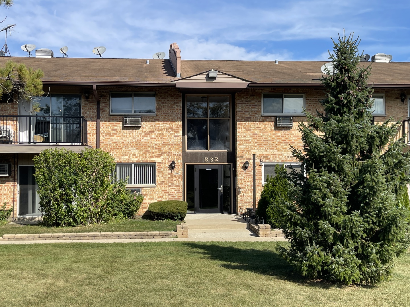 832 E Old Willow Road #106, Prospect Heights, IL 60070