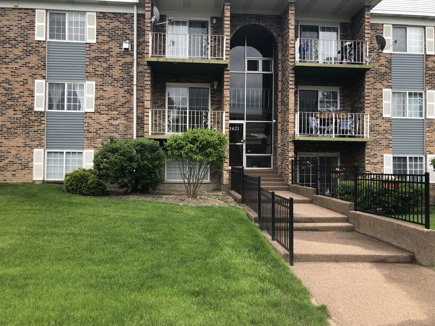 1621 N Windsor Drive #214, Arlington Heights, IL 60004