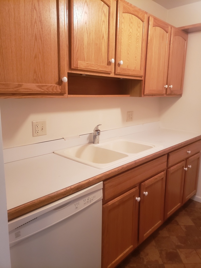 277 Shorewood Drive #2A, Glendale Heights, IL 60139