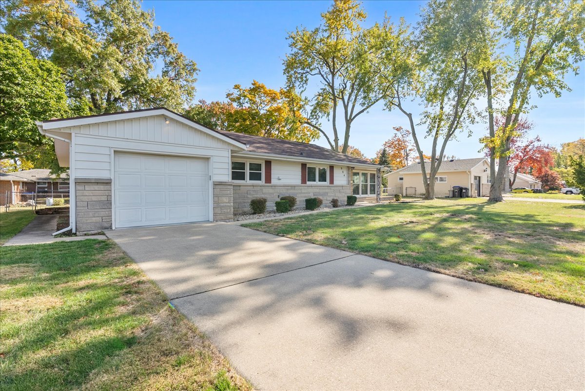 904 Snyder Drive, Bloomington, IL 61701