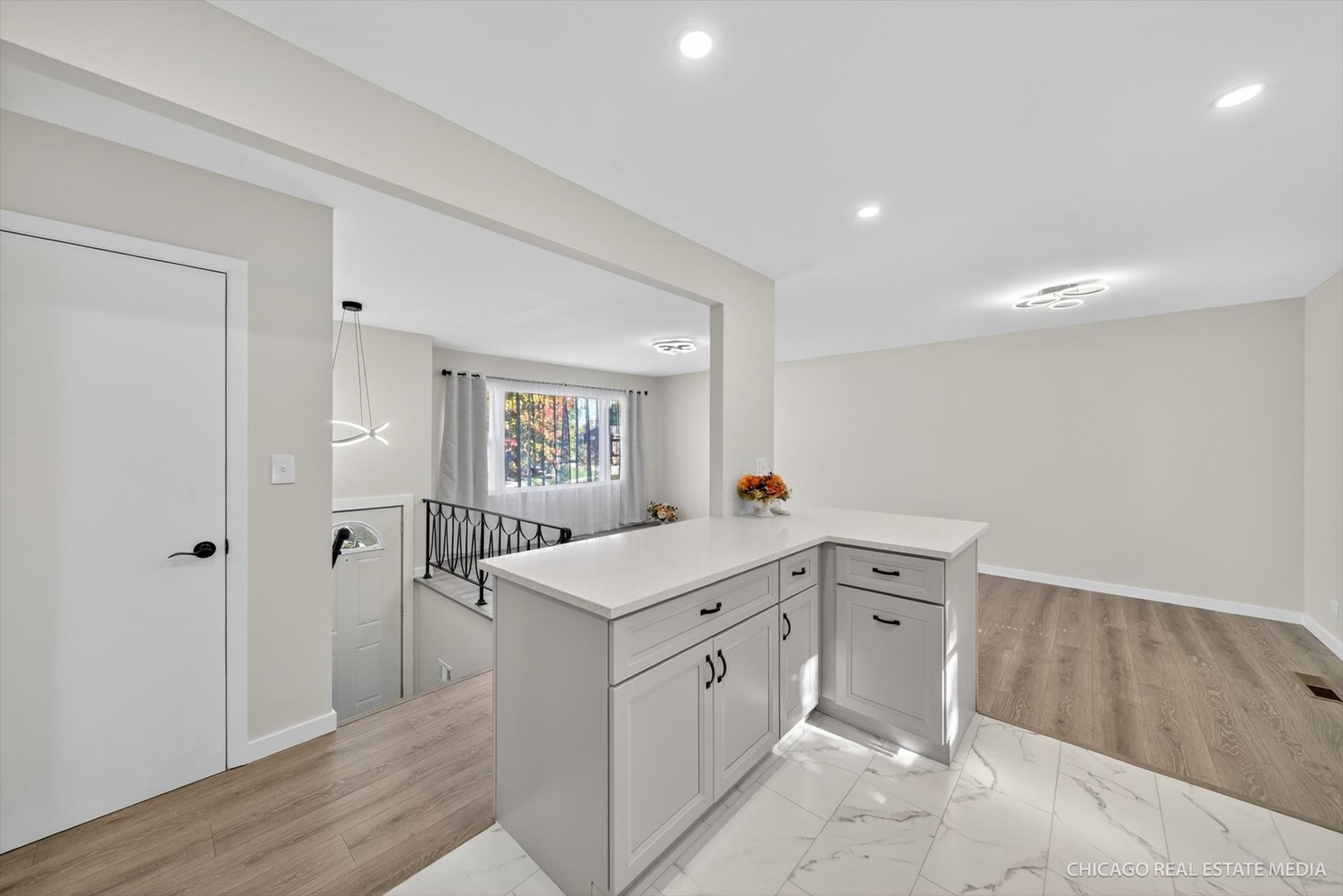 2211 Birchwood Parkway, Woodridge, IL 60517