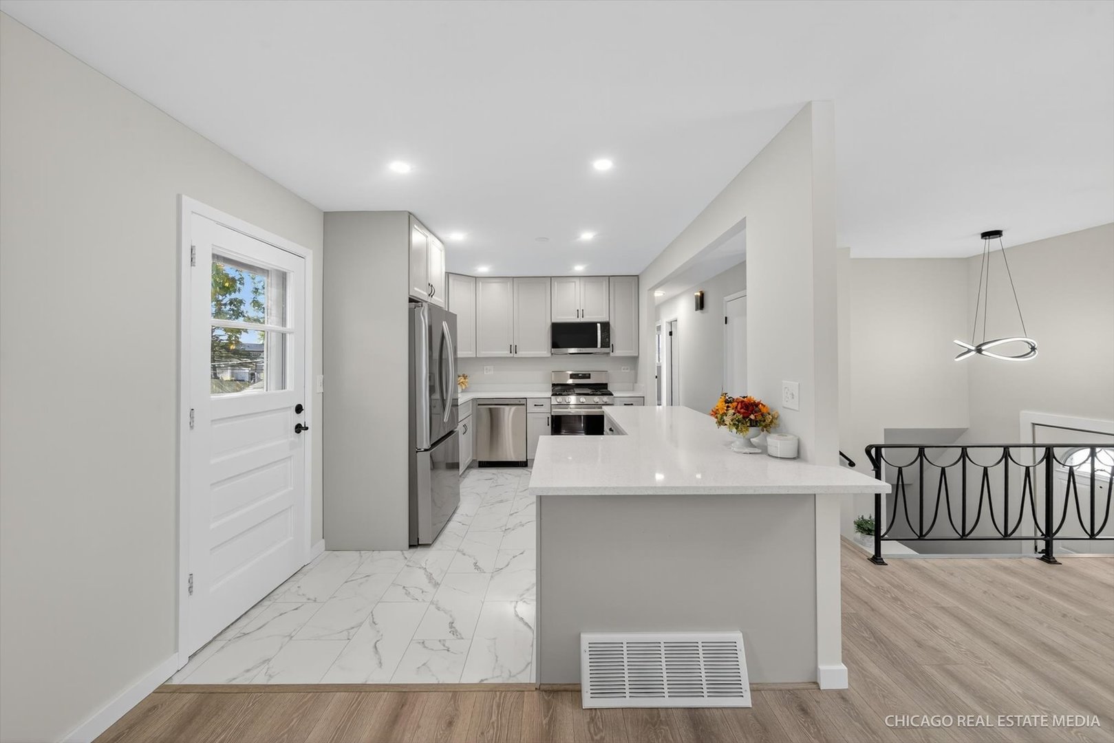 2211 Birchwood Parkway, Woodridge, IL 60517