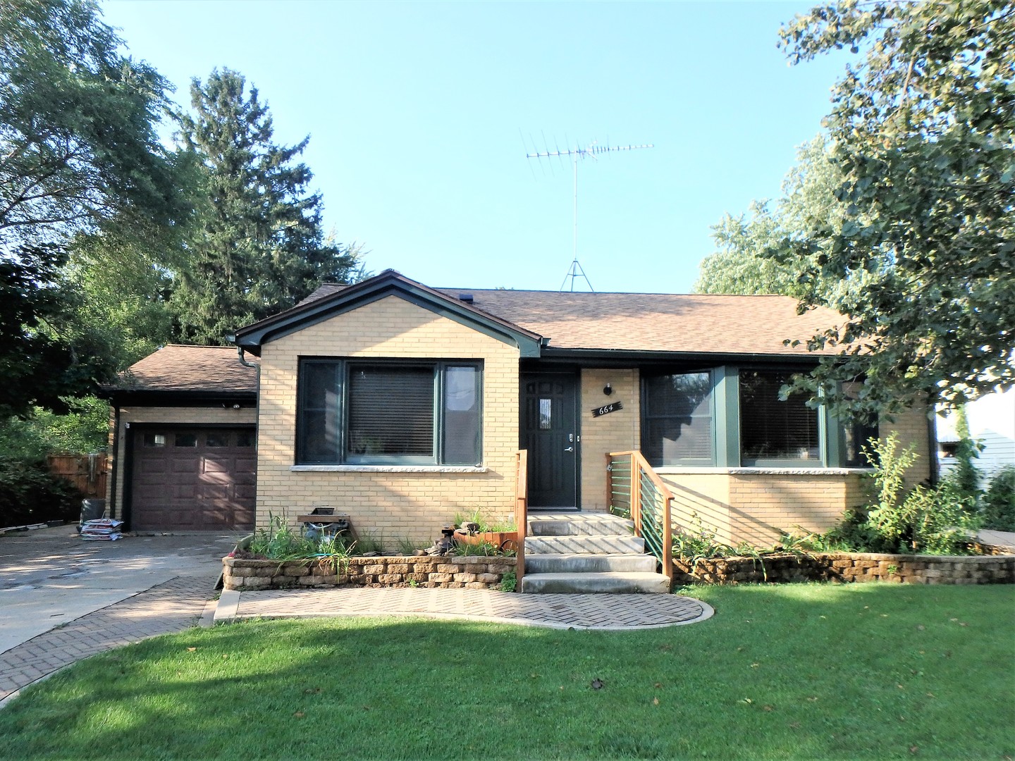664 SUMMIT Street, Elgin, IL 60120