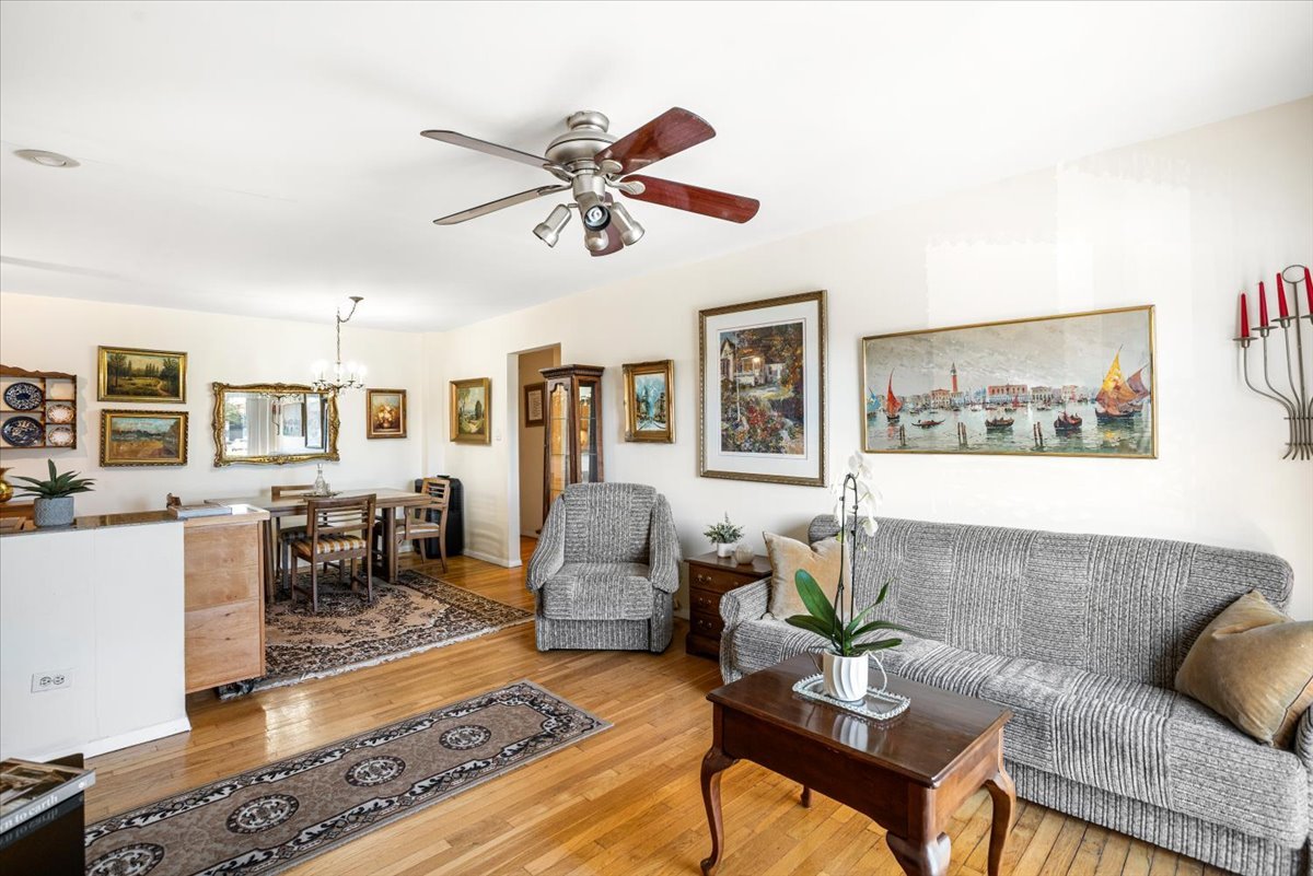 8896 David Place #2E, Des Plaines, IL 60016