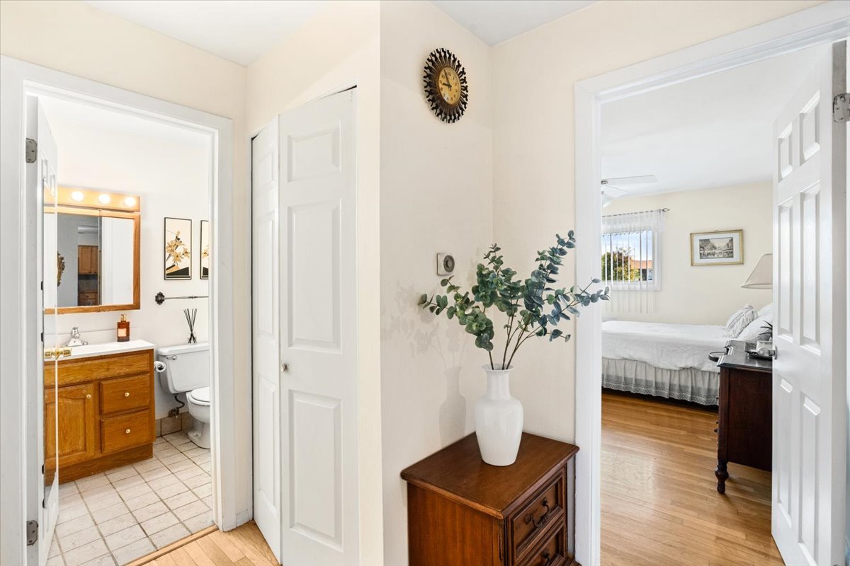 8896 David Place #2E, Des Plaines, IL 60016