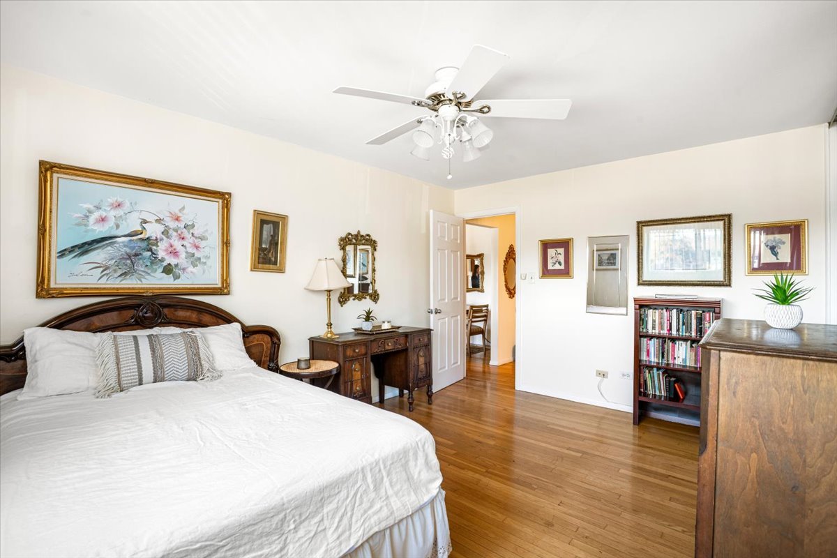 8896 David Place #2E, Des Plaines, IL 60016