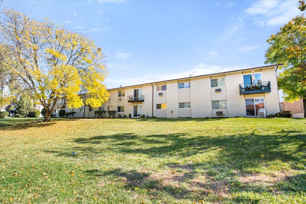 8896 David Place #2E, Des Plaines, IL 60016