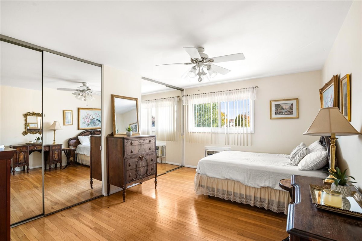 8896 David Place #2E, Des Plaines, IL 60016