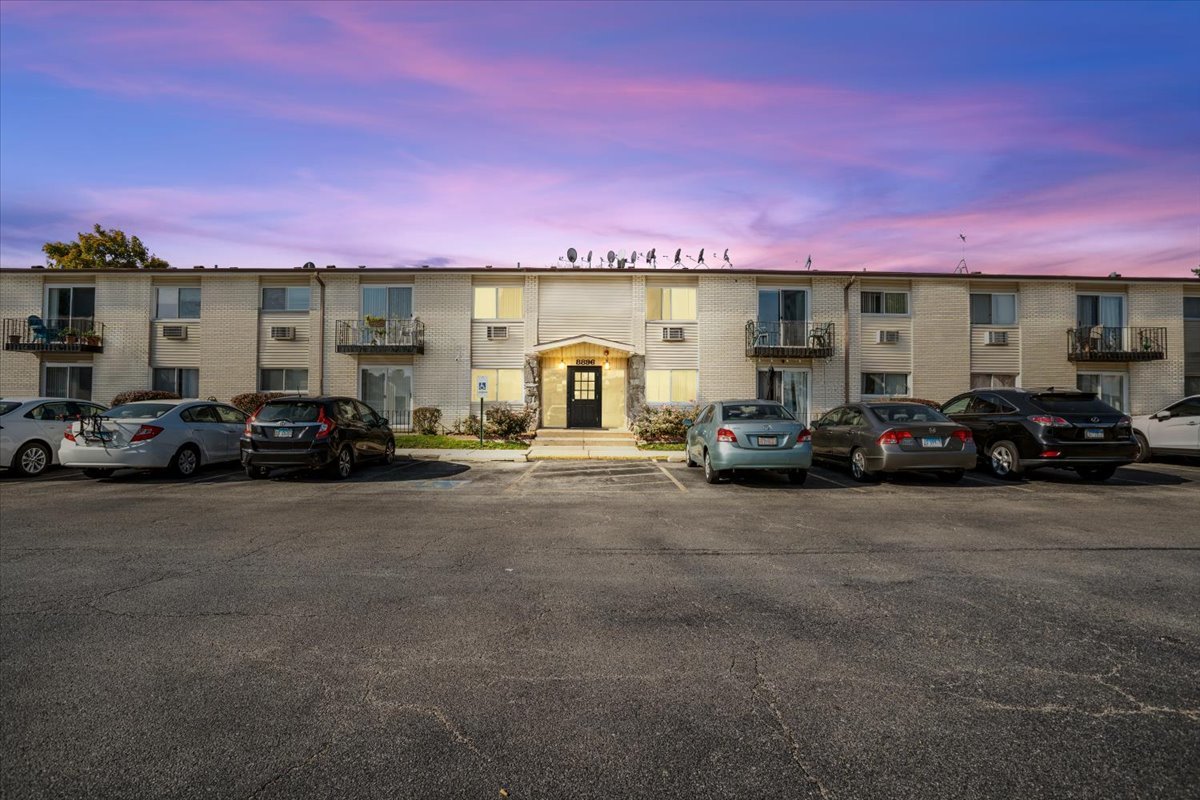 8896 David Place #2E, Des Plaines, IL 60016