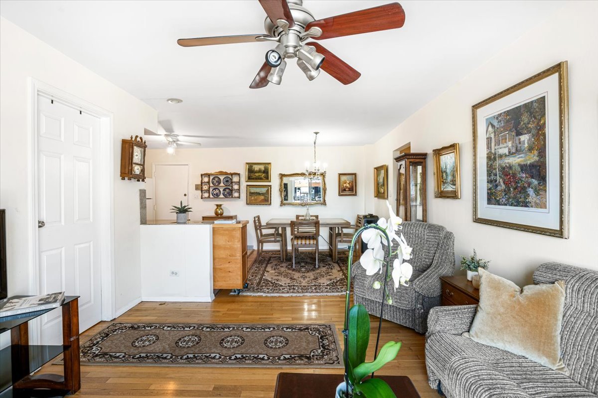 8896 David Place #2E, Des Plaines, IL 60016