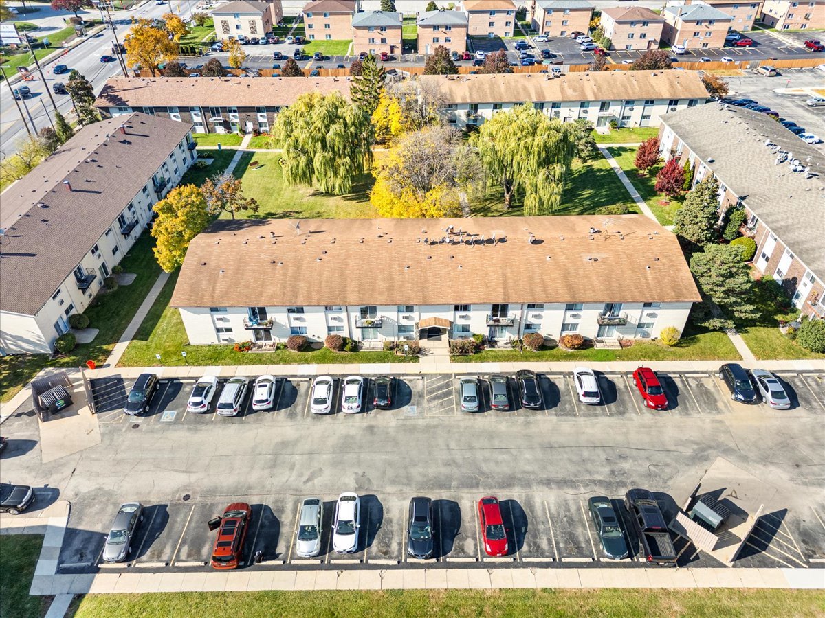 8896 David Place #2E, Des Plaines, IL 60016