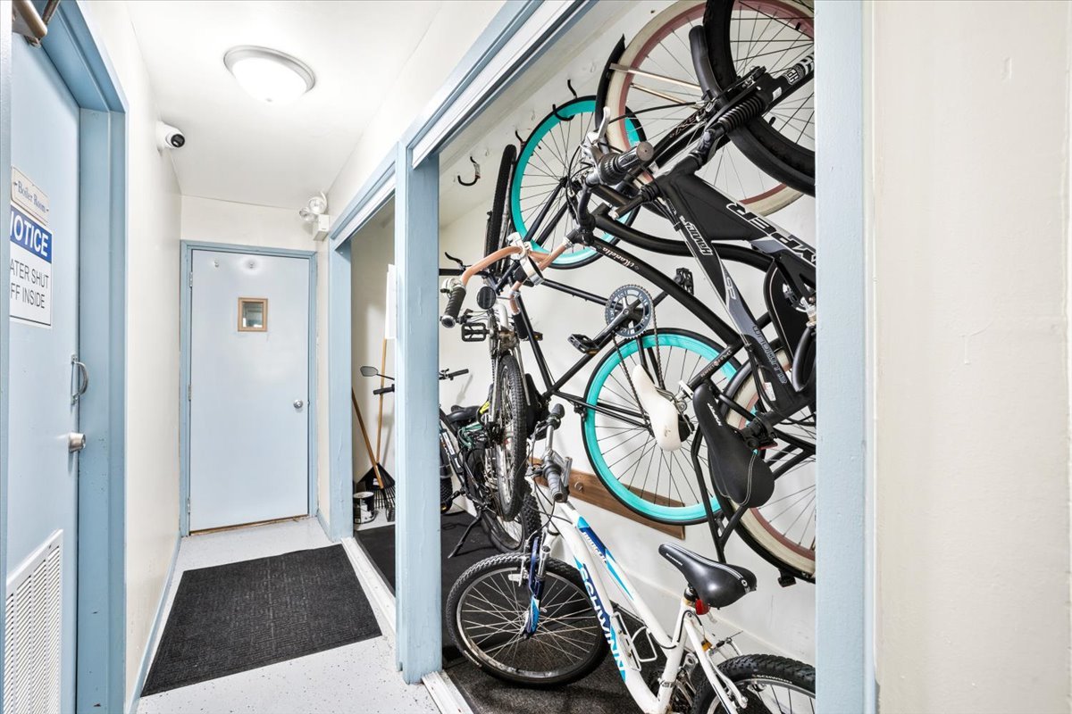 8896 David Place #2E, Des Plaines, IL 60016