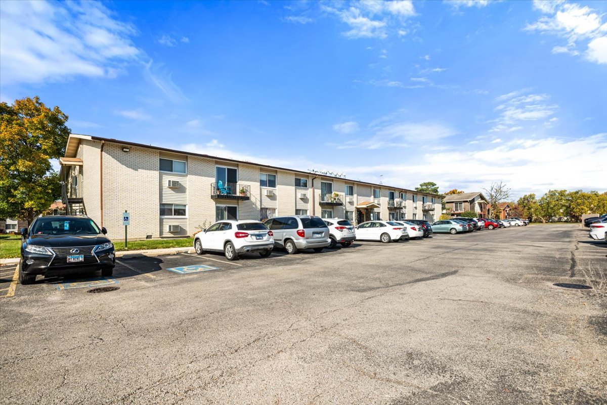 8896 David Place #2E, Des Plaines, IL 60016