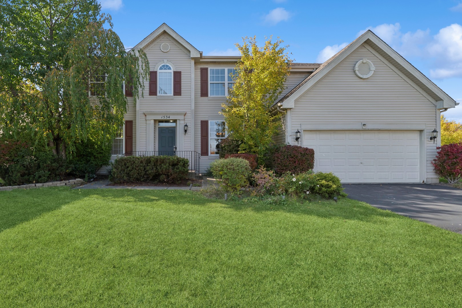1534 S Falcon Drive, Libertyville, IL 60048