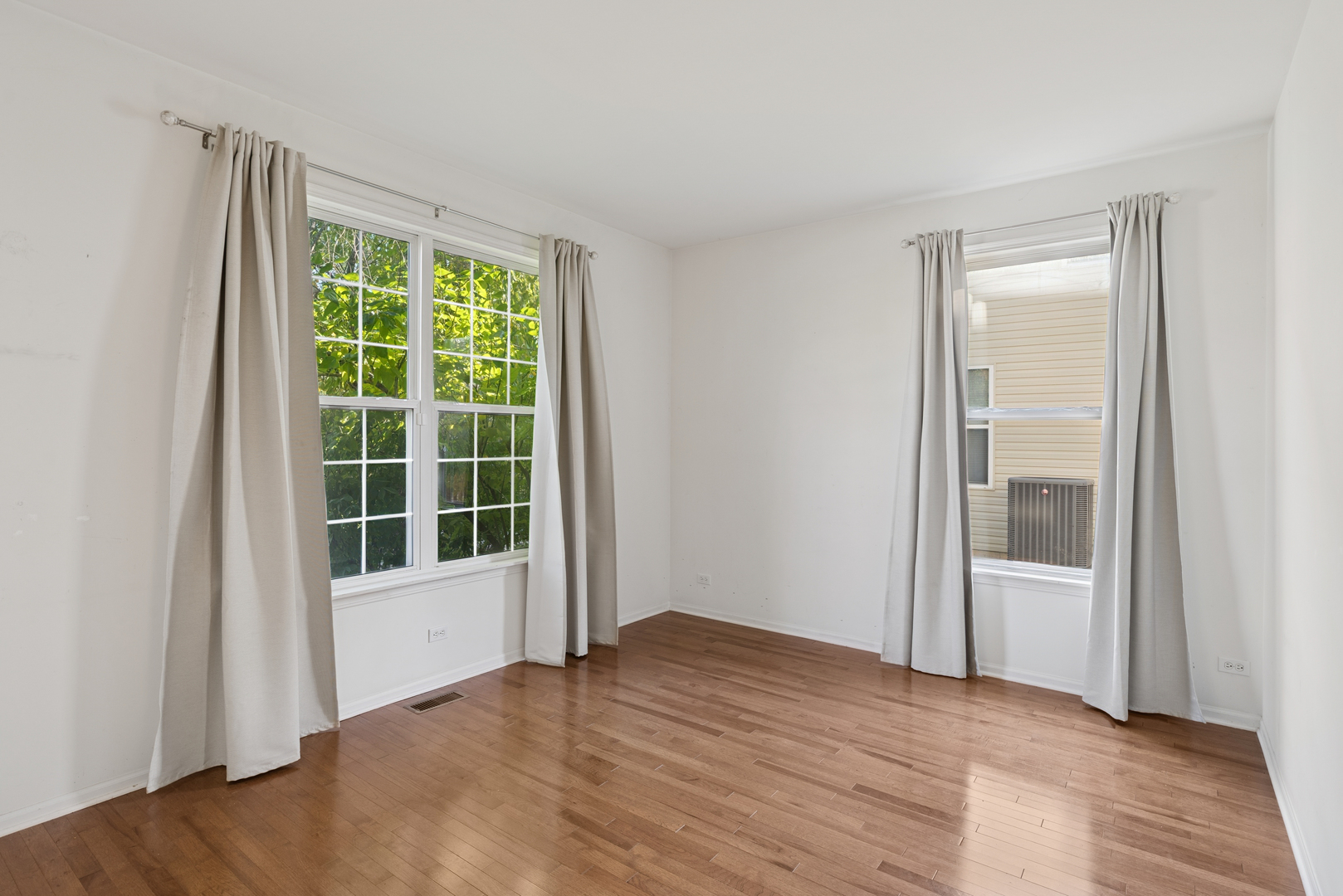 1534 S Falcon Drive, Libertyville, IL 60048