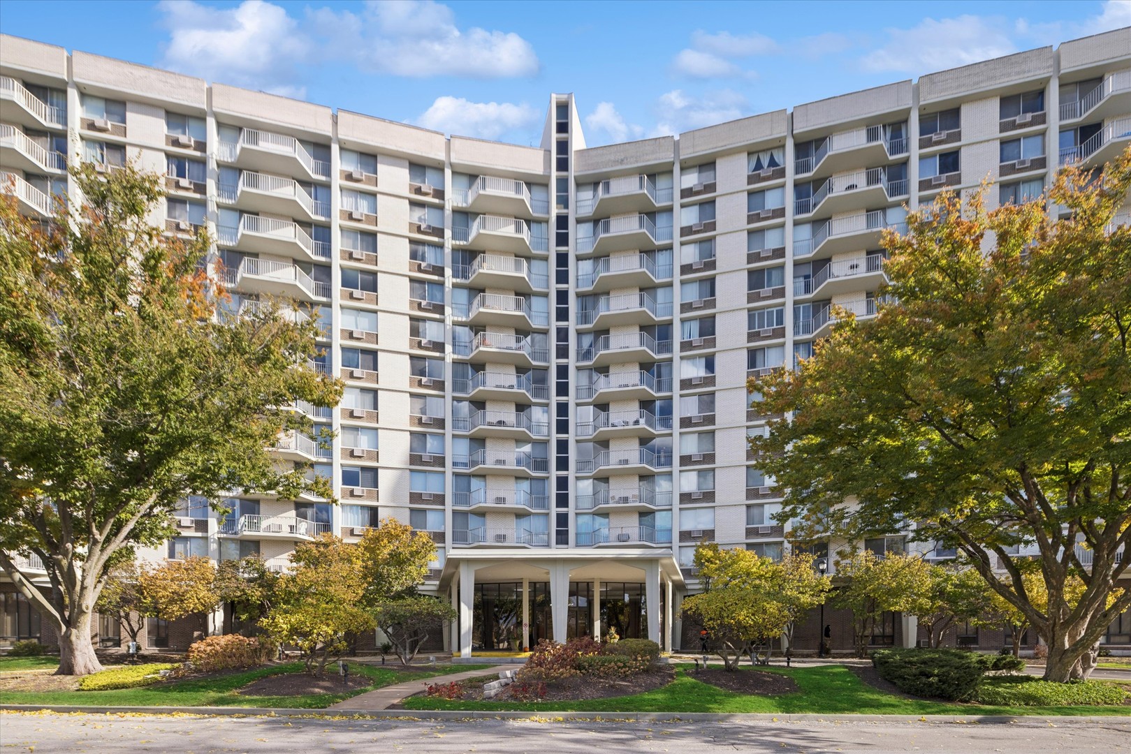20 N Tower Road #12L, Oak Brook, IL 60523