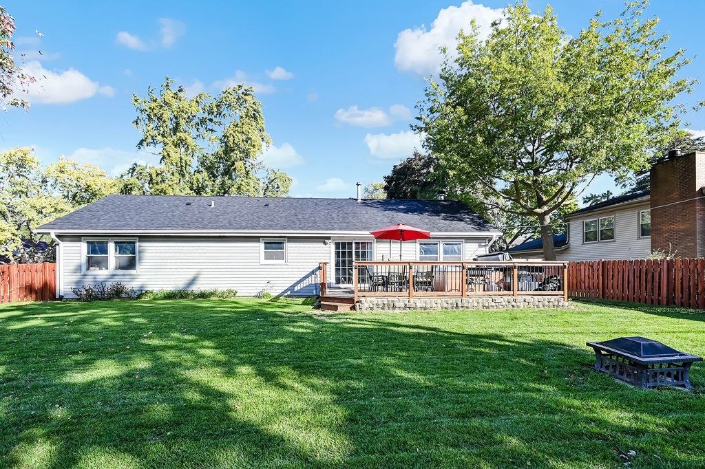 332 El Paso Lane, Carol Stream, IL 60188