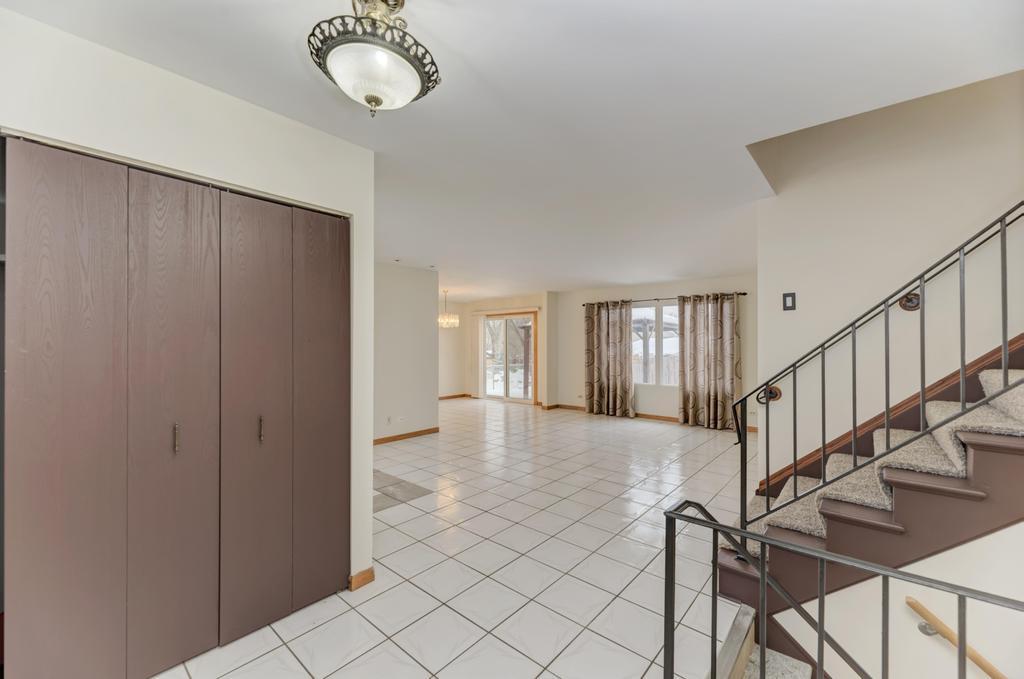 870 Longford Drive, Roselle, IL 60172