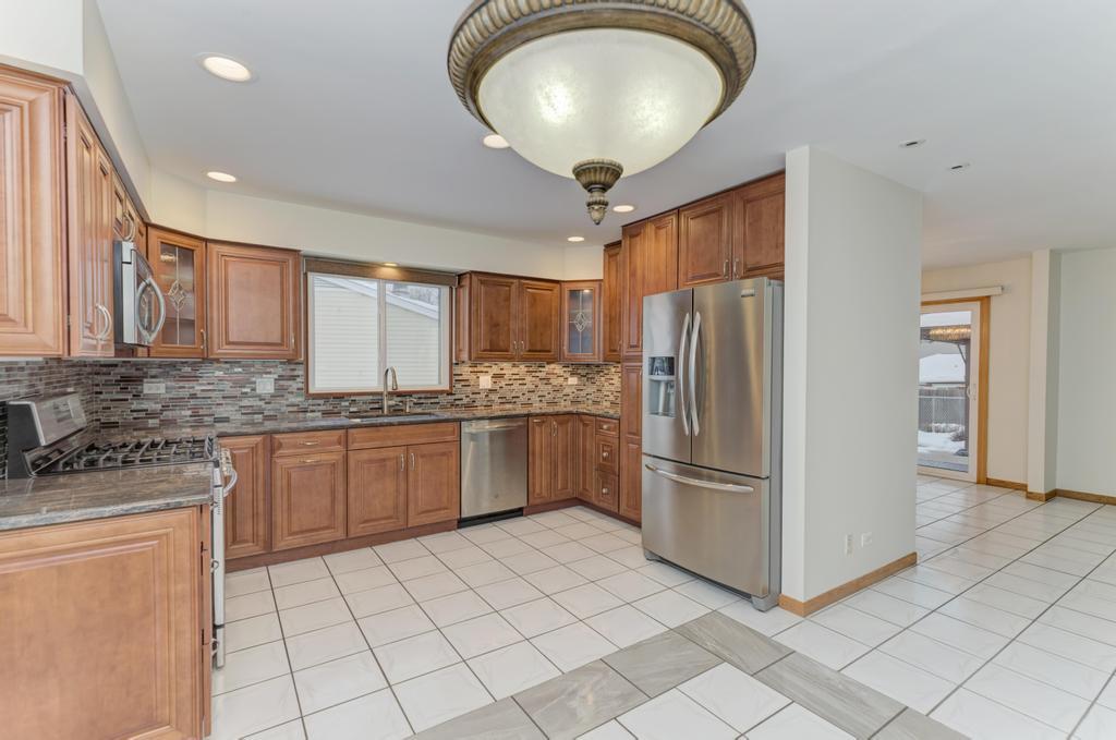 870 Longford Drive, Roselle, IL 60172