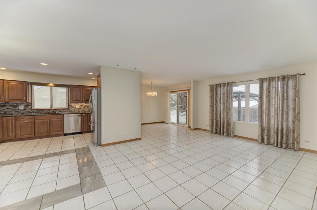 870 Longford Drive, Roselle, IL 60172