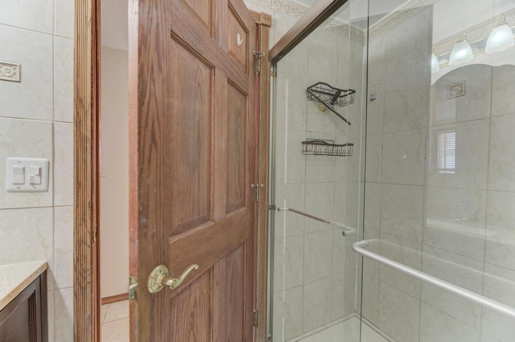 870 Longford Drive, Roselle, IL 60172