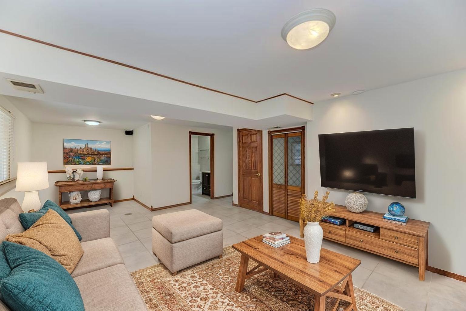 870 Longford Drive, Roselle, IL 60172