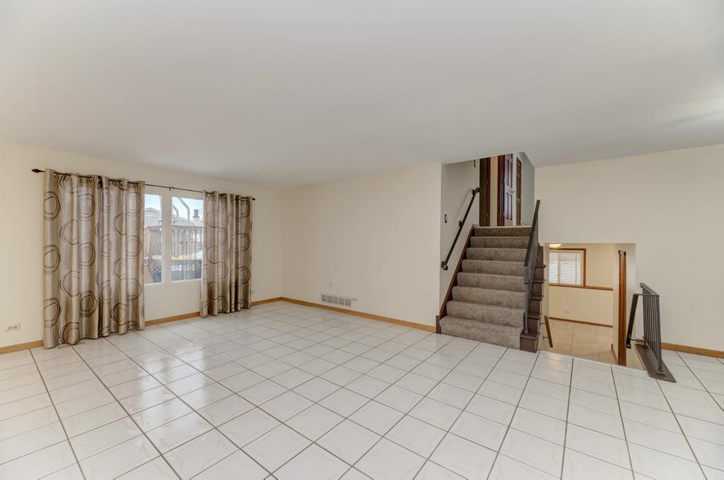 870 Longford Drive, Roselle, IL 60172