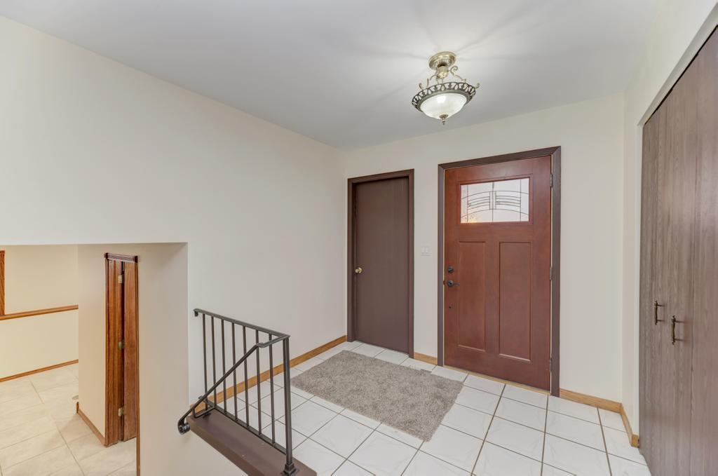 870 Longford Drive, Roselle, IL 60172