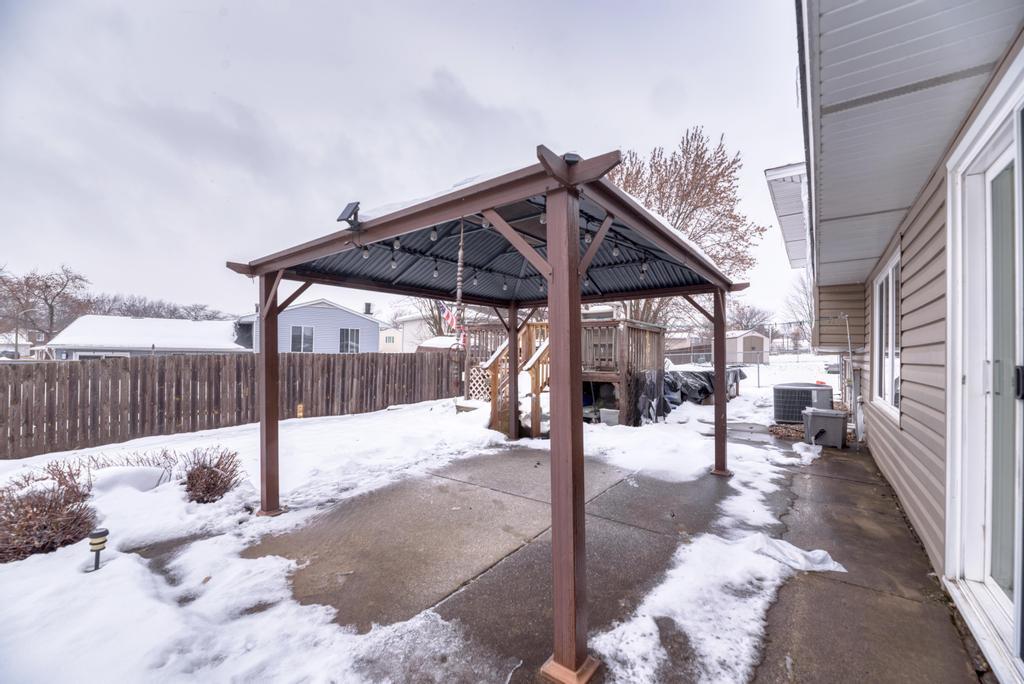 870 Longford Drive, Roselle, IL 60172