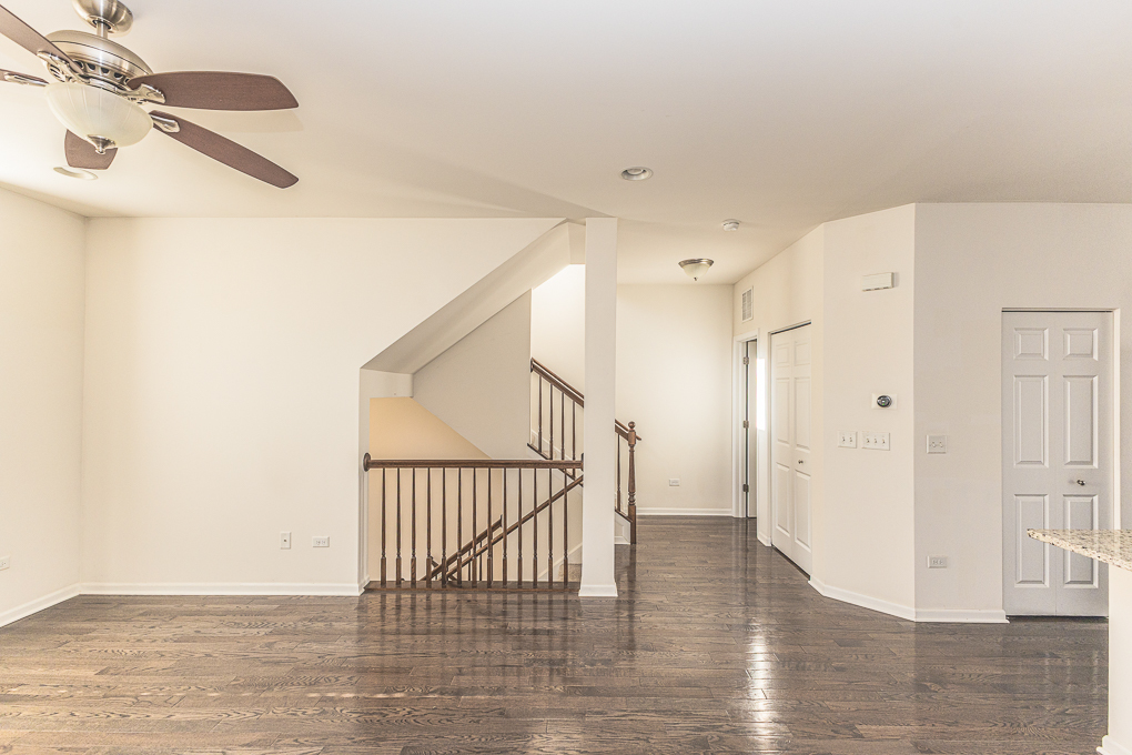 877 Lewisburg Lane, Aurora, IL 60504