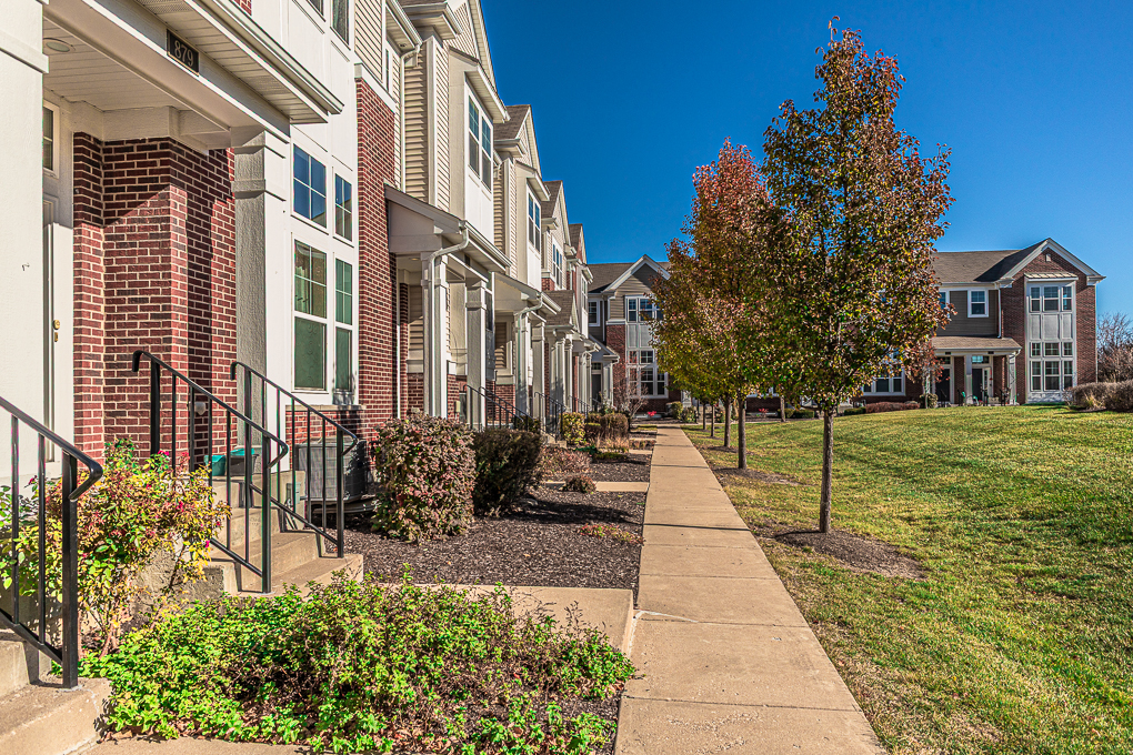 877 Lewisburg Lane, Aurora, IL 60504