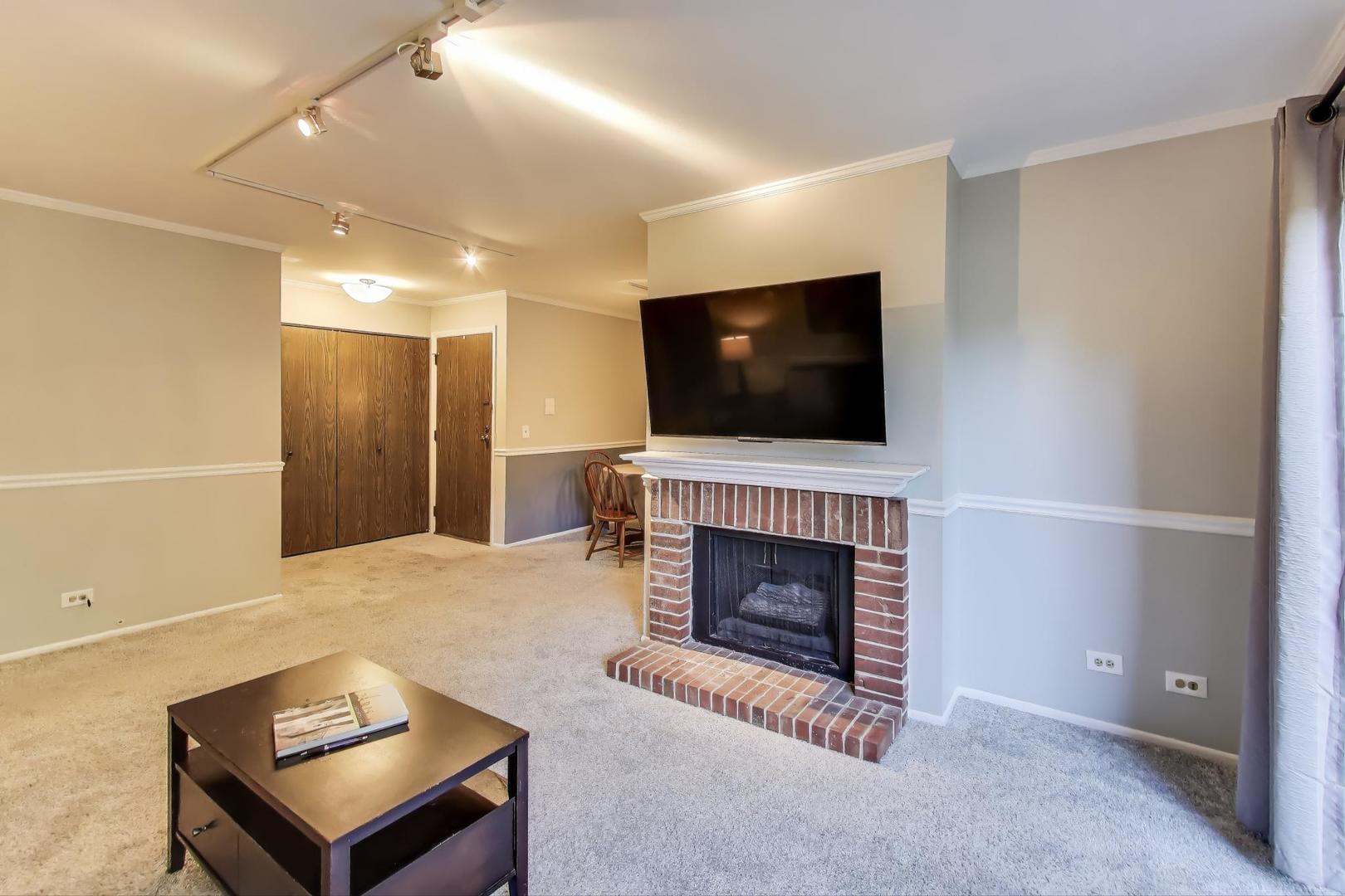 368 Southbury Court #D2, Schaumburg, IL 60193