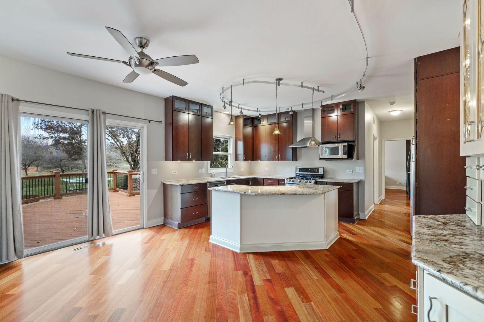 707 Crestview Drive, Bolingbrook, IL 60440