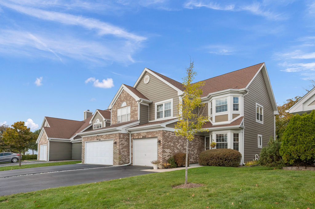 647 Kingsbridge Drive, Carol Stream, IL 60188