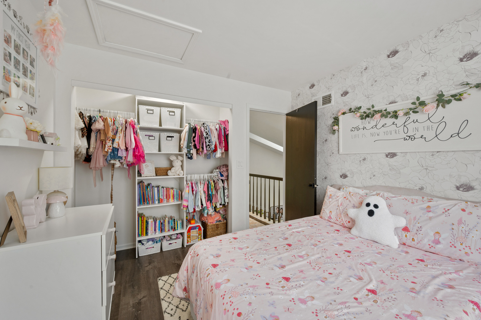 647 Kingsbridge Drive, Carol Stream, IL 60188