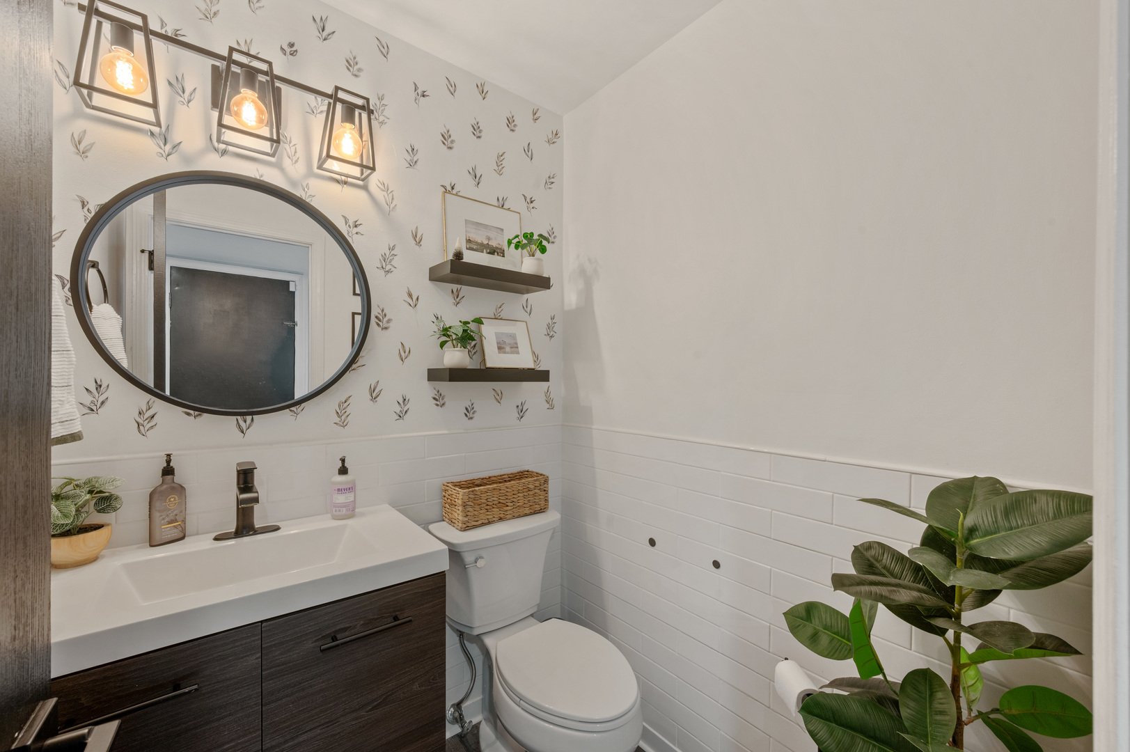 647 Kingsbridge Drive, Carol Stream, IL 60188