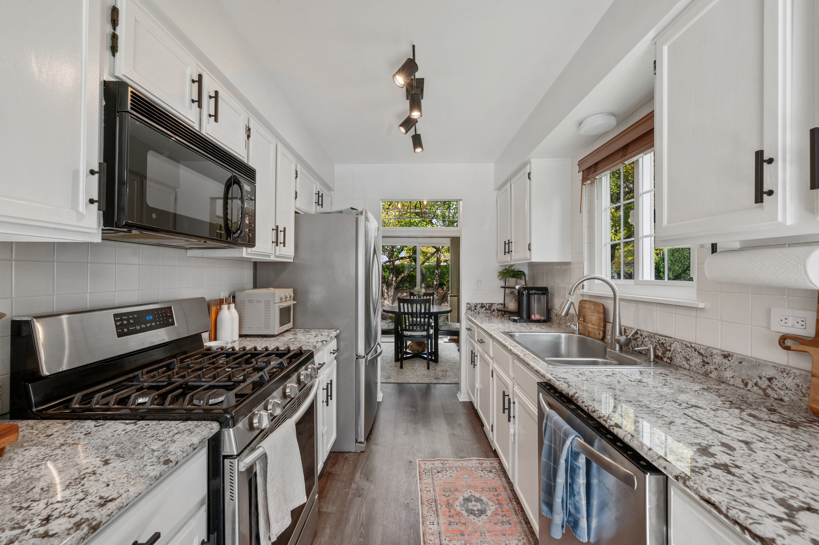 647 Kingsbridge Drive, Carol Stream, IL 60188