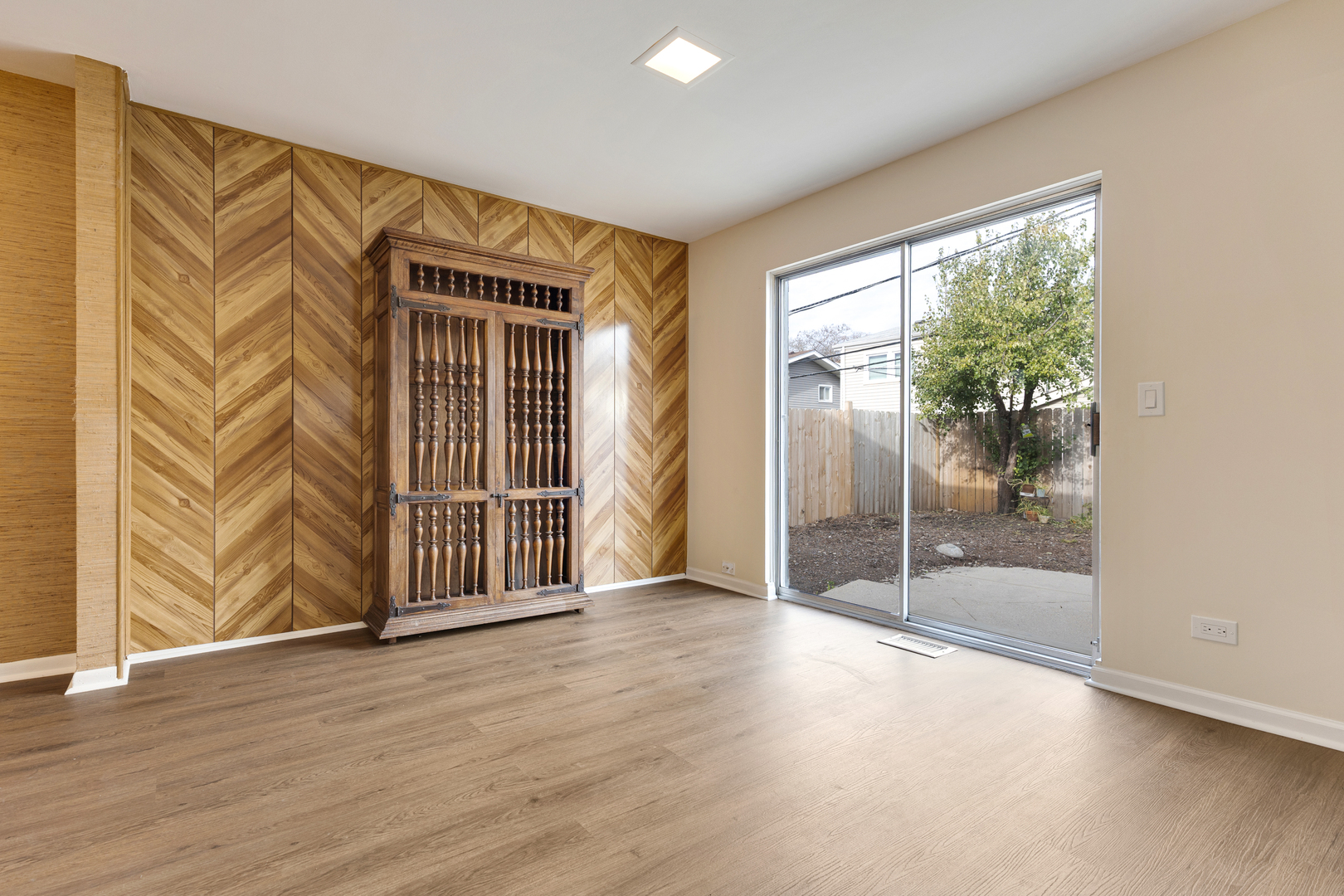 9128 Hollyberry Avenue, Des Plaines, IL 60016